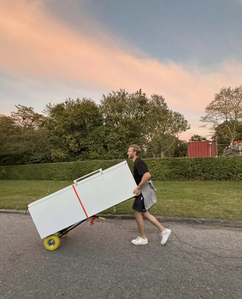 Benjamin kører en fryser gennem byen til sea moss produktionen