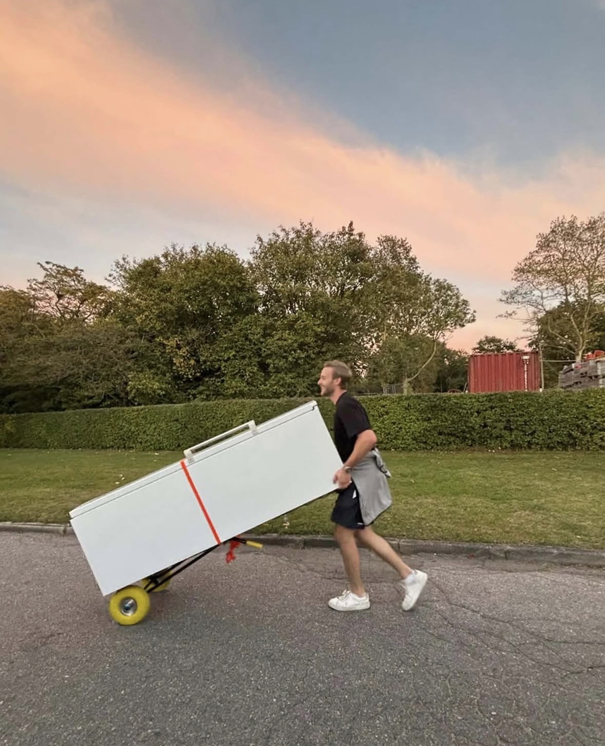 Benjamin kører en fryser gennem byen til sea moss produktionen