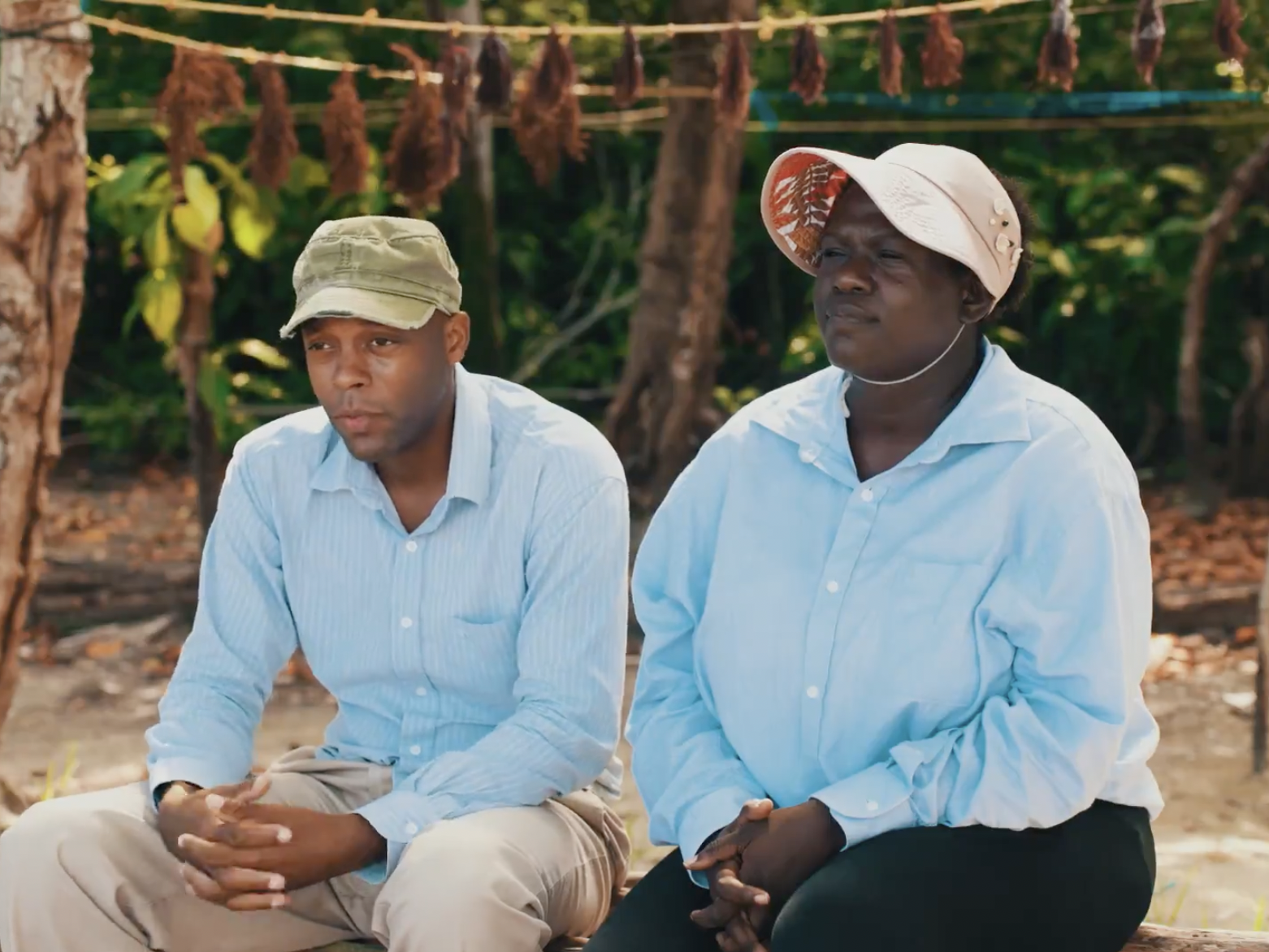 Larry og Jervannia på familiefarmen på Saint Lucia, med sea moss hængt til tørre bag dem